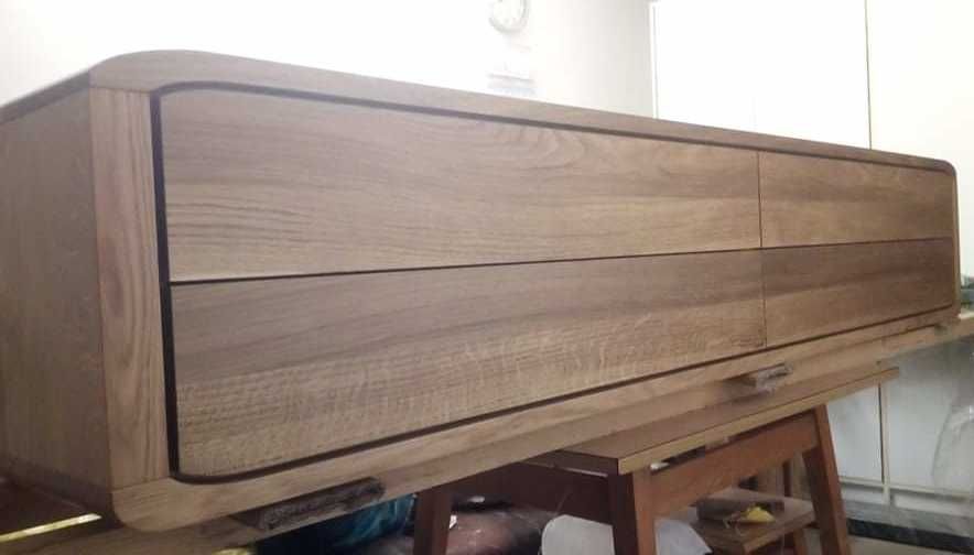 Stół i stolik kawowy z litego drewna orzechowego – solidne meble