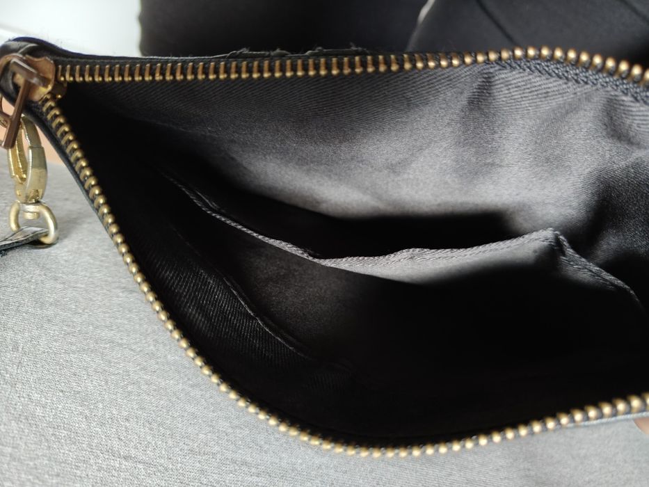 Czarna skórzana torebka