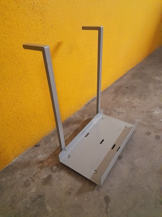 Suporte para CPU para secretária - IKEA