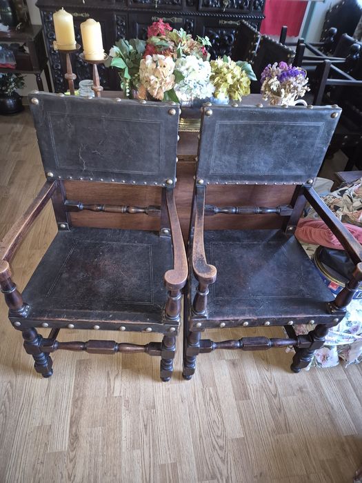Par de cadeiras antigas de braços em madeira e couro – estilo clássico
