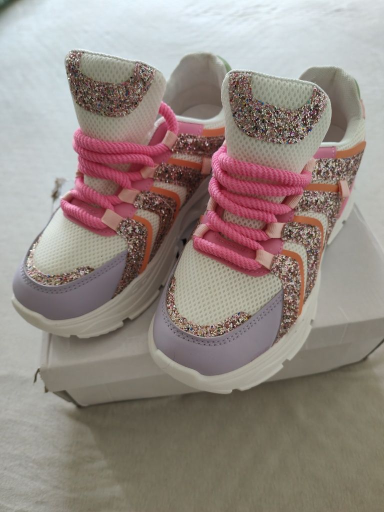 Sneakersy na masywnej podeszwie zdobione brokatem