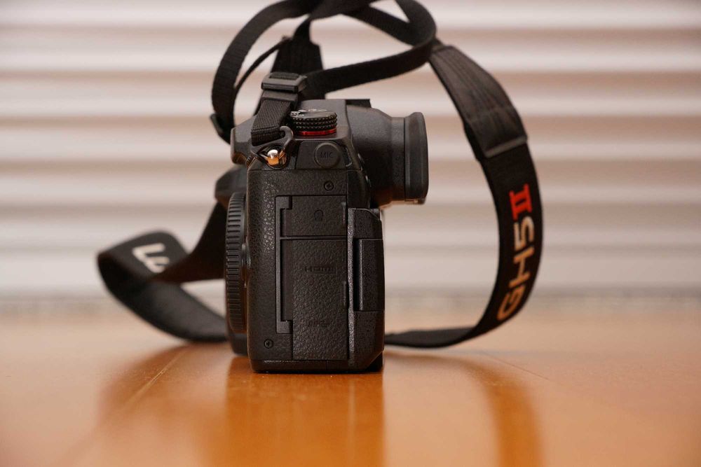Panasonic GH5 II, c/ caixa e acessorios de origem + 2 Baterias extra
