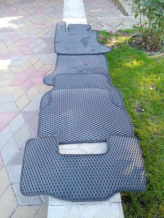 Продам 2 комплекти ковриків до БМВ Е 61, б/у
