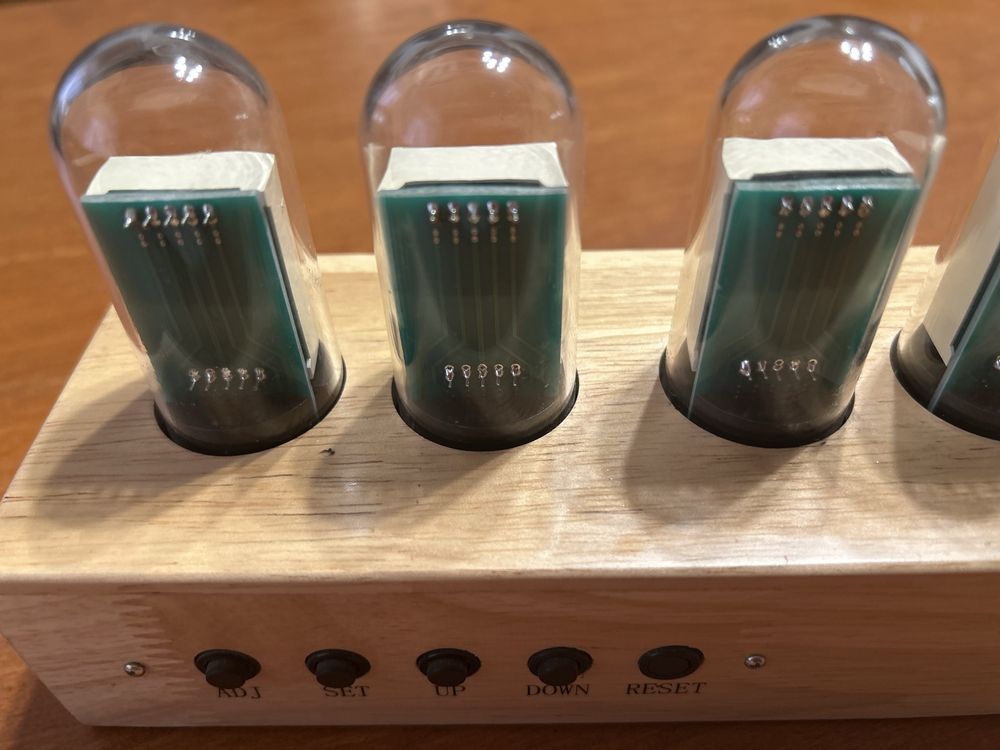 Zegar Karlsson Cathode
