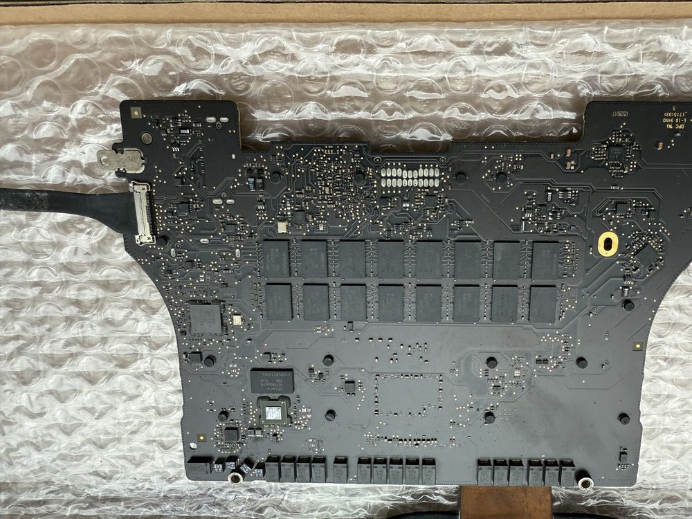 Системна плата на MacBook Pro 15 2015 року під розпайку неробоча