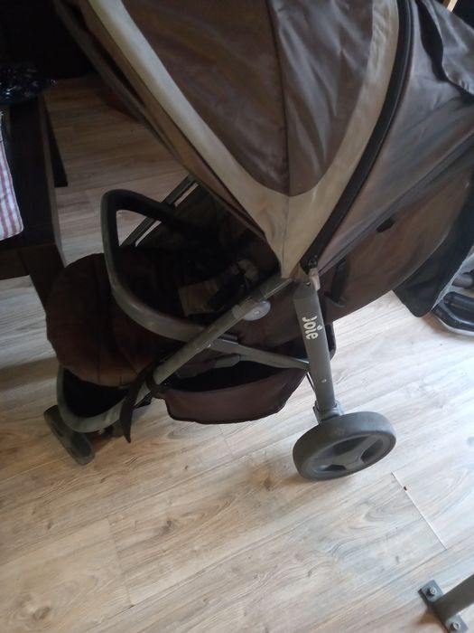 Bardzo fajny wózeczek spacerowy lekki składany firmy joie z daszkiem