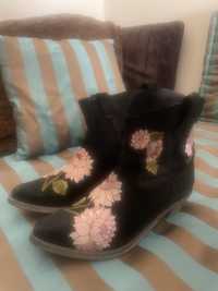 Botas tipo texanas em pele pretas  bordsdas