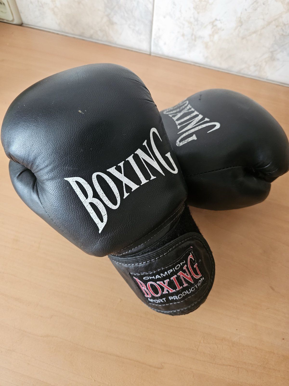 Продам кожаные боксёрские перчатки Boxing