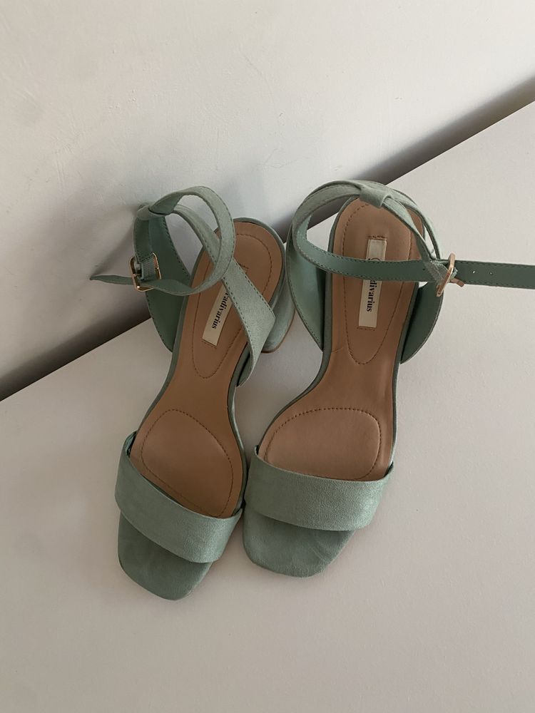 Sandália de salto alto Stradivarius em menta