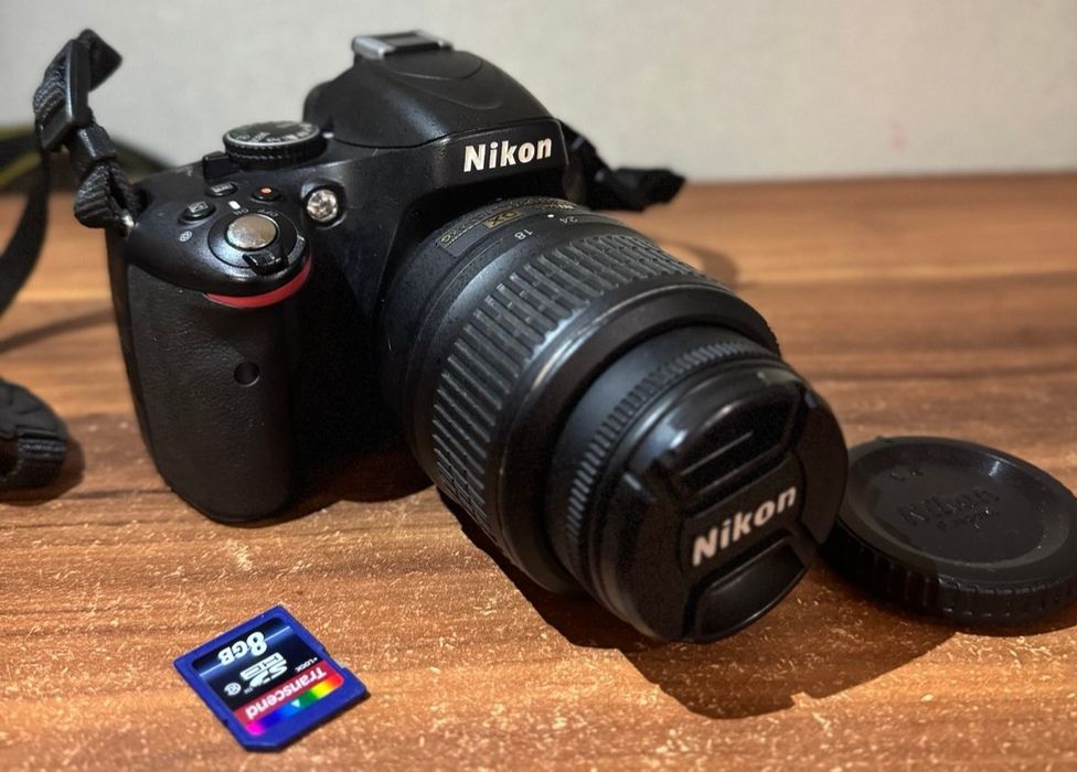 Фотоапарат Nikon D5100 з об'єктивом  AF-S Nikkor 18-55 mm