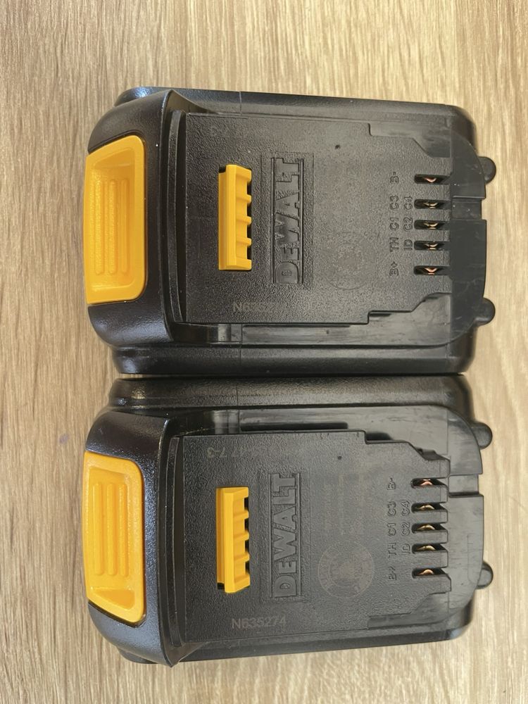 Акумулятор DeWalt DCB201