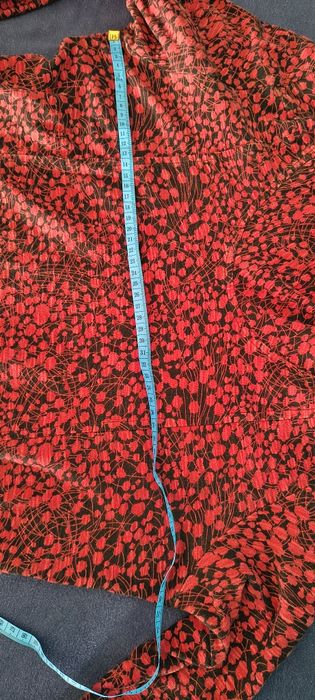 Sukienka tunika z półgolfem w czerwone kwiaty