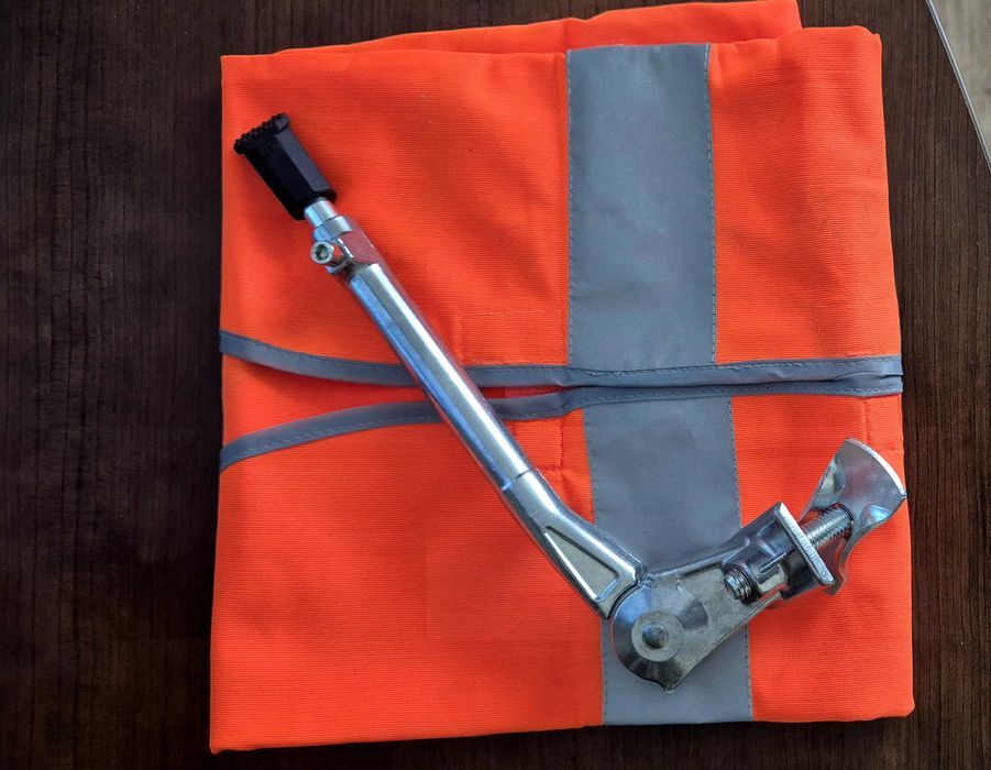 Nóżka z lampą na tył roweru i kamizelką odblask