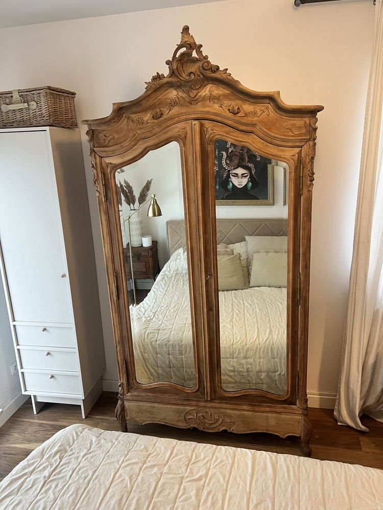 Stylowa szafa vintage z litego drewna wyjatkowy mebel retro vintage