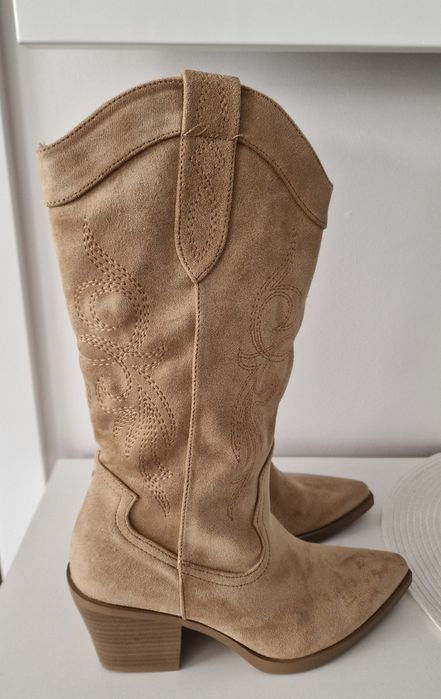 Kowbojki zamszowe "Bershka".