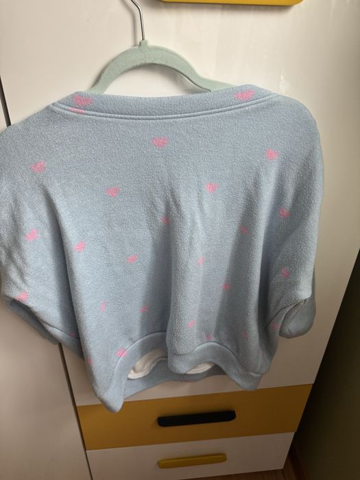 Niebieski sweter w serca