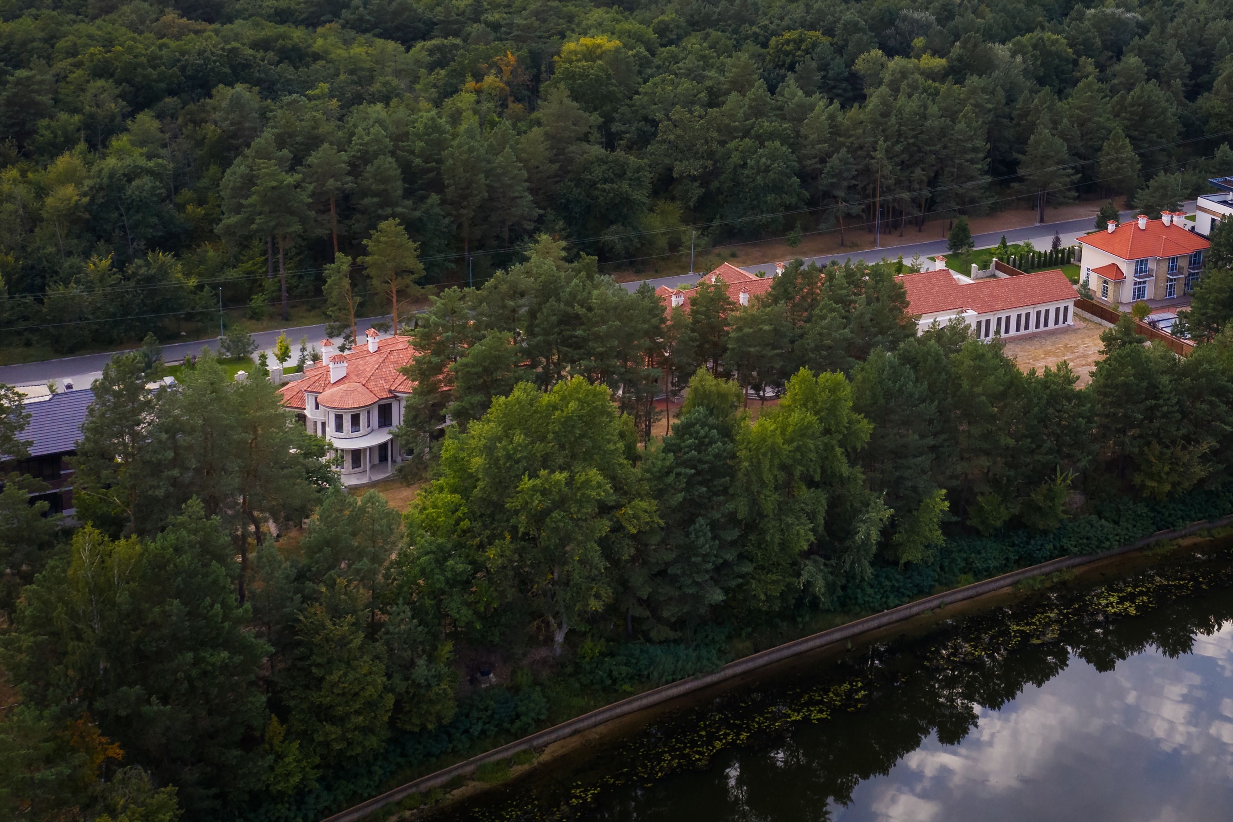 Продаж елітного будинку 460 м², 21 сот, вихід на воду + сосновий ліс