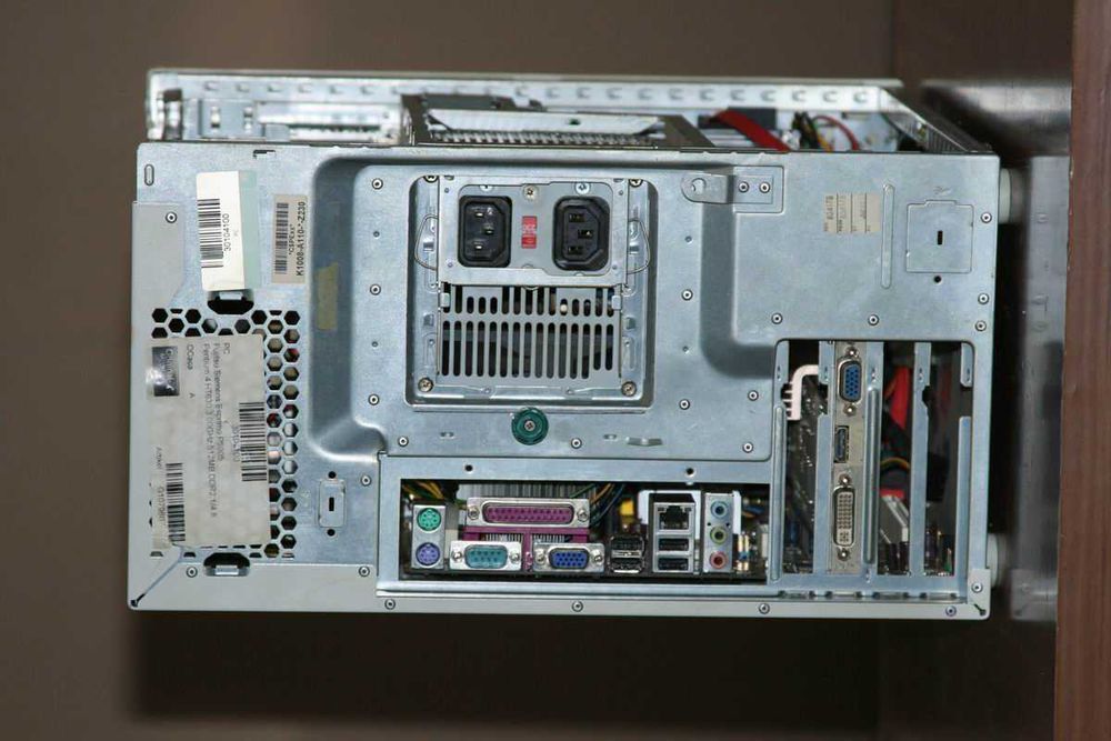 Komputer  z  płytą  Asus  serii P5  i  procesorem  Quad  Q8300