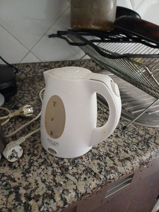 Chaleira eletrica de cor branca para aquecimento de agua.