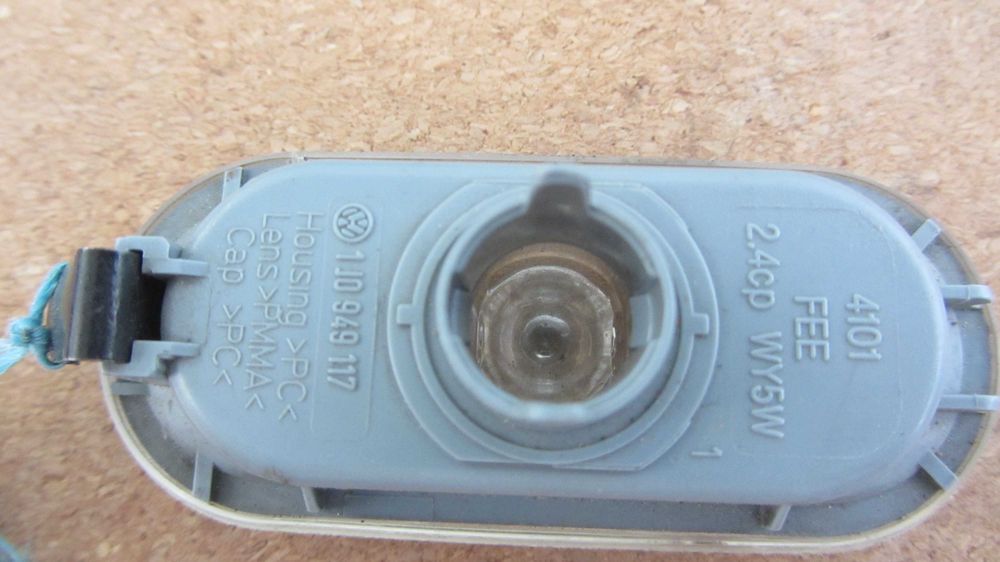 Pisca Guarda Lamas VW Passat B5 3B3