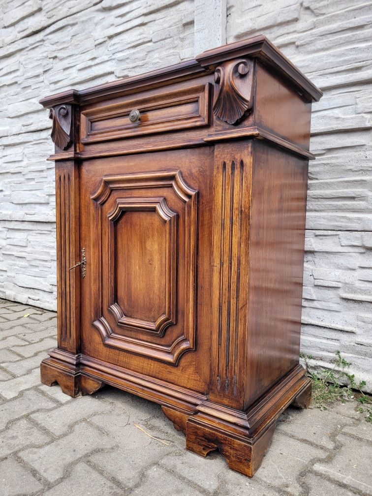 Elegancka komoda Ludwikowska.
