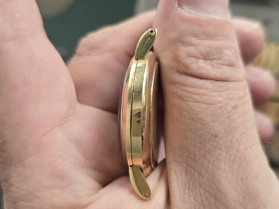 Szwajcarski zegarek Cyma mikrokratka, plaster miodu w 14K złocie