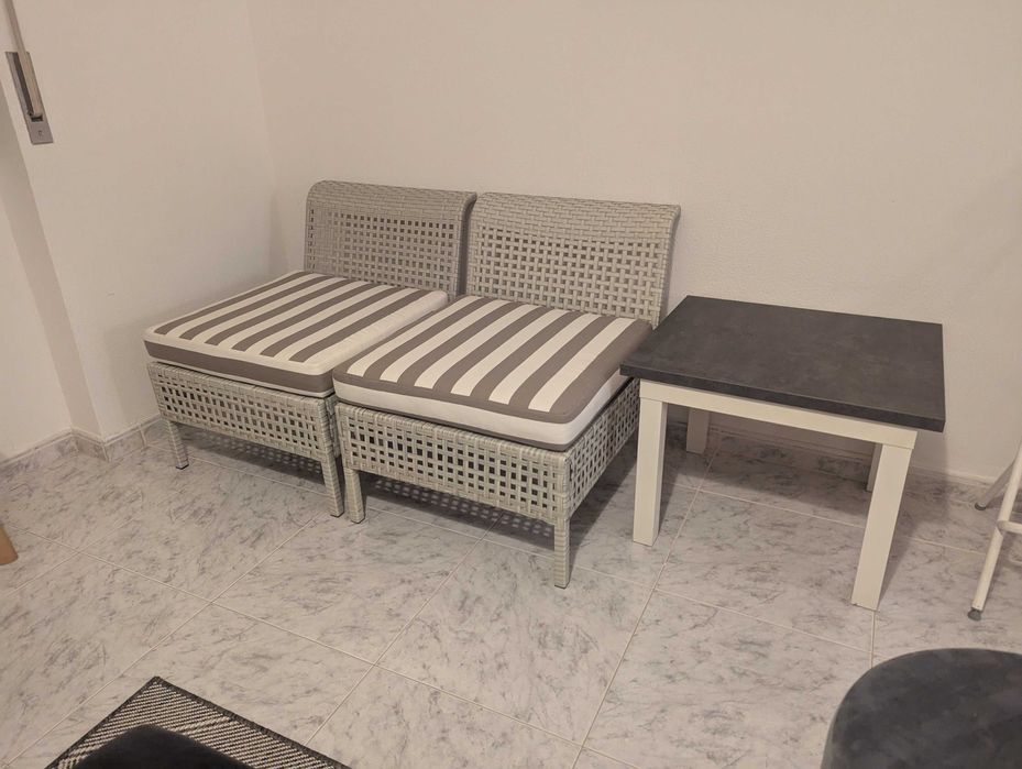 2 Cadeiras tipo lounge e uma mesa