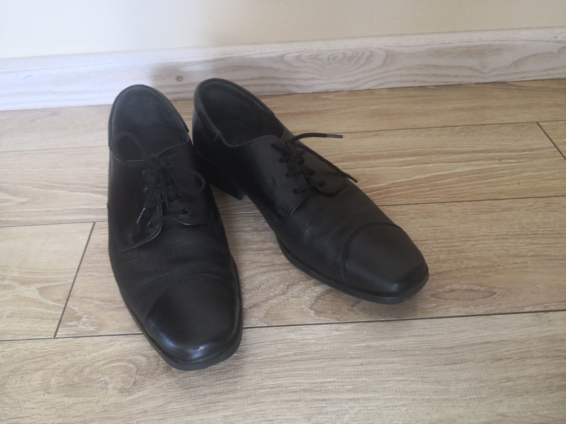 Buty pantofle do garnituru