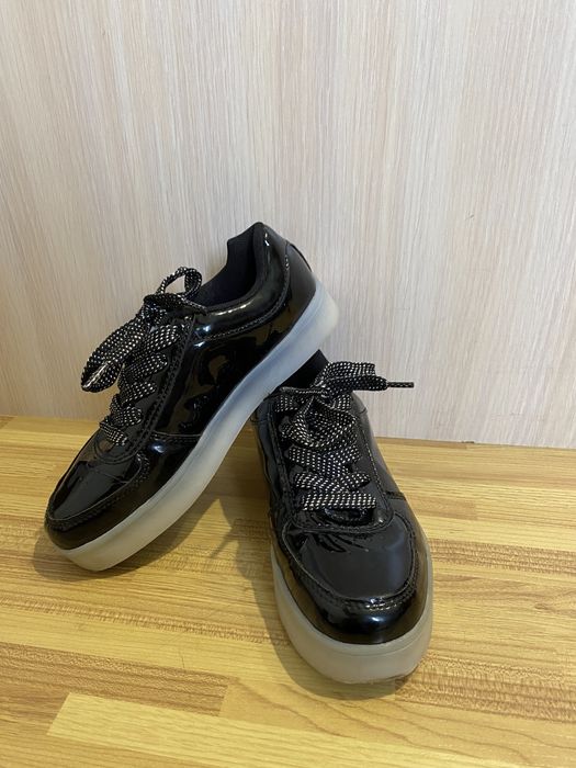 Лакові кросівки для дівчинки