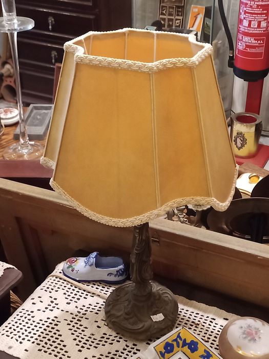 Candeeiro de mesa antigo em bronze