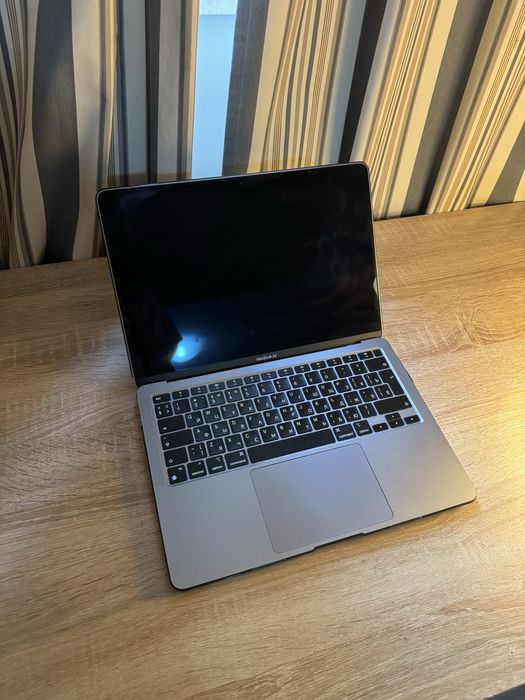 MacBook Air M1 (2020) – 8GB RAM, 256GB SSD