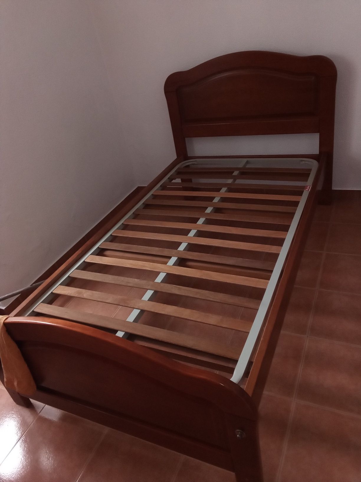 Vendo cama solteiro (corpo e meio)