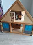 Drewniany domek zabawkowy