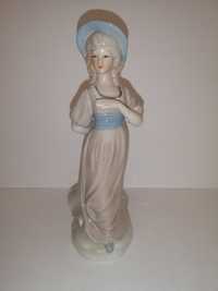 Porcelanowa figurka kobiety z ręką za plecami