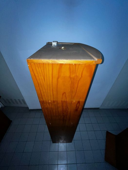 Estante de madeira com porta e prateleiras em vidro