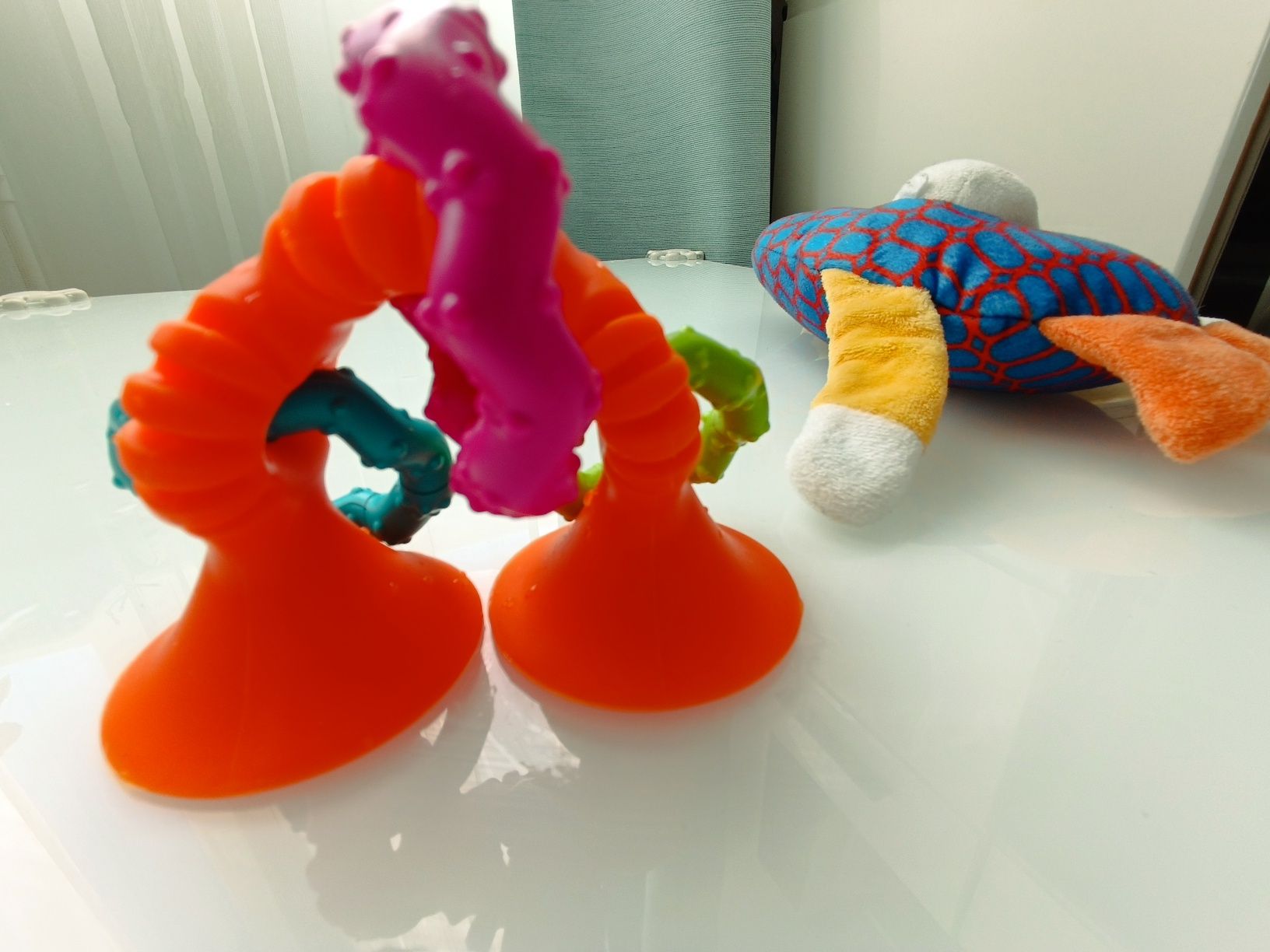 Gryzak FAT Brain Toys przyssawka grzechotka silikonowa