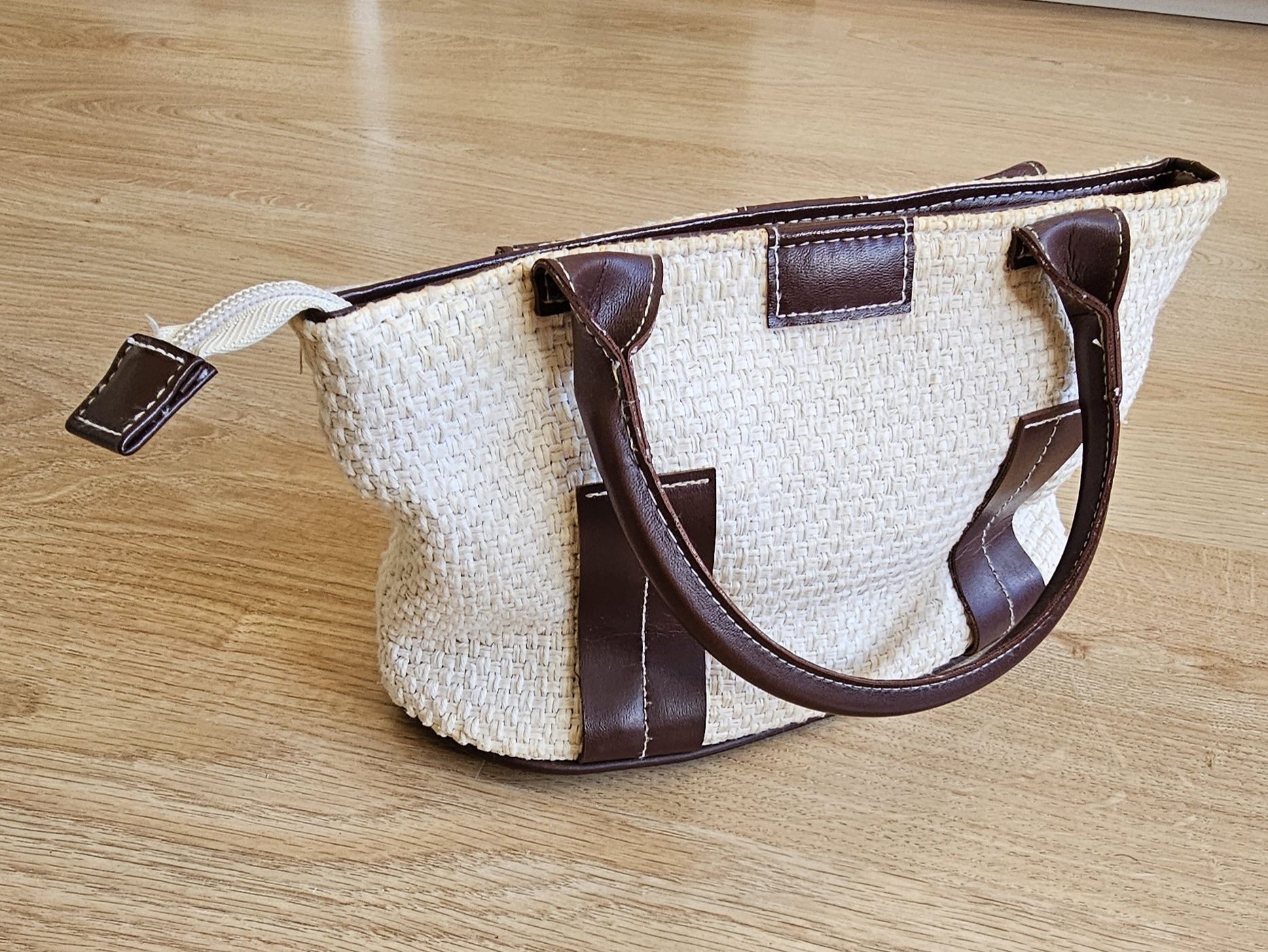 Bolsa de mão com pegas branca e castanha
