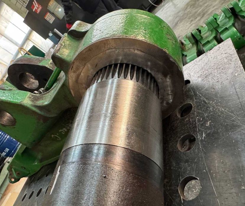 Ремонт задньої навіски (важелів, валів, тяги) трактора John Deere 8000