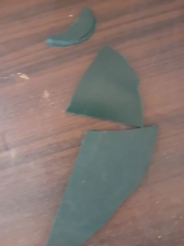 Mesa de plástico, tem um pouco partido a meio