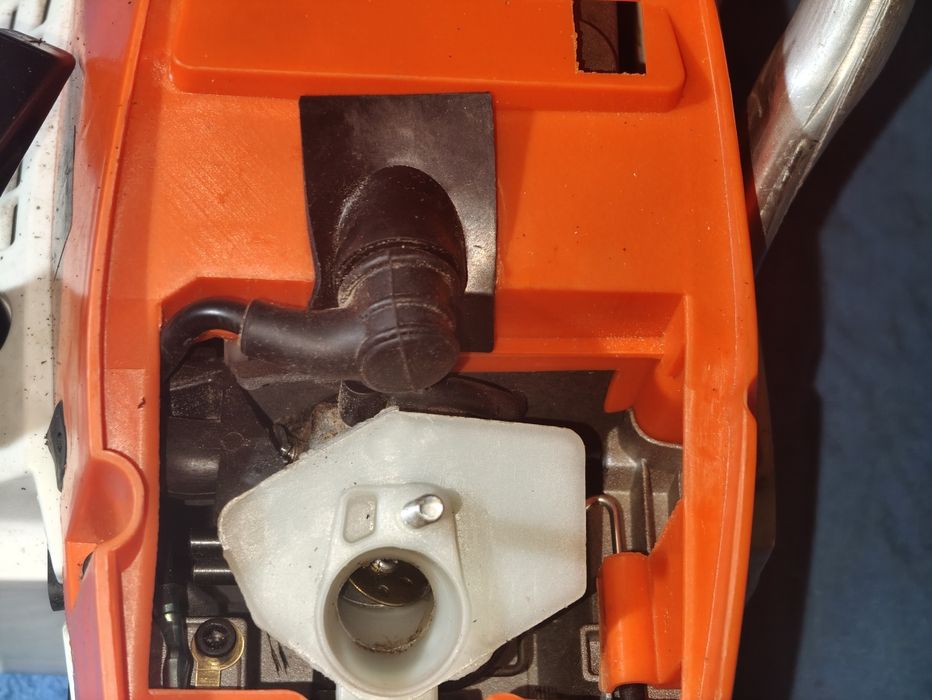 Piła spalinowa z łańcuchem i prowadnicą.