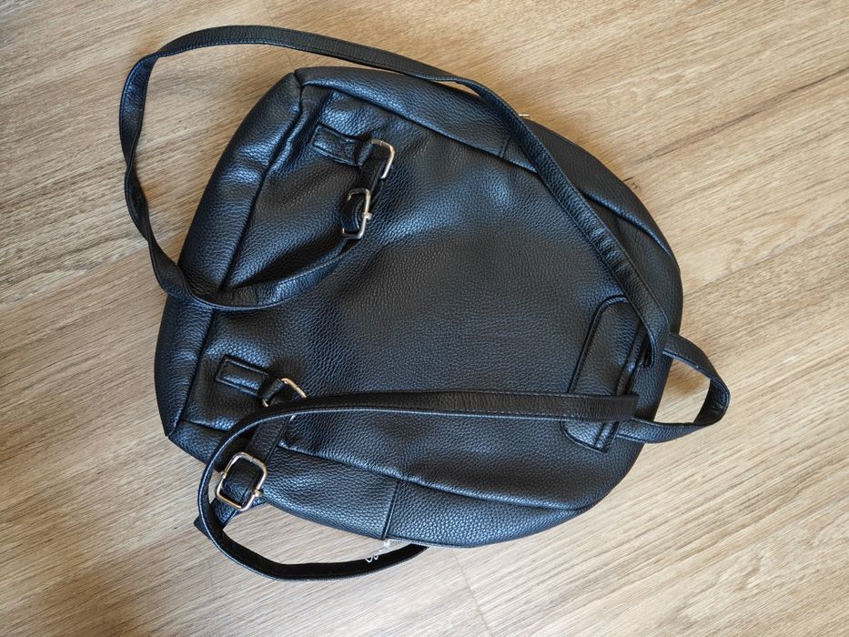 Mochila preta com bordado
