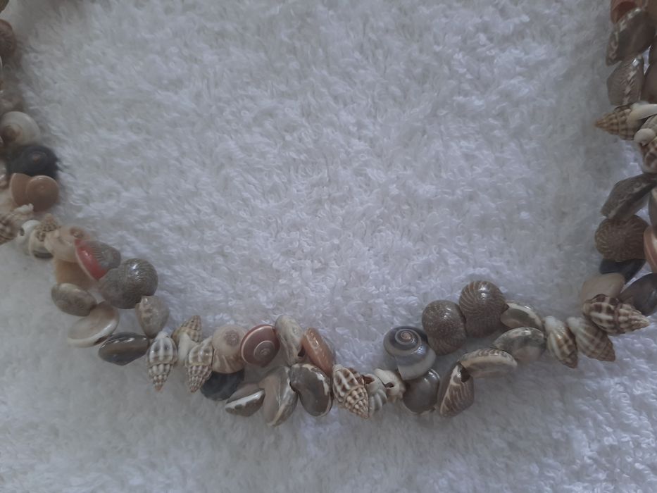 Colar artesanal feito em conchas