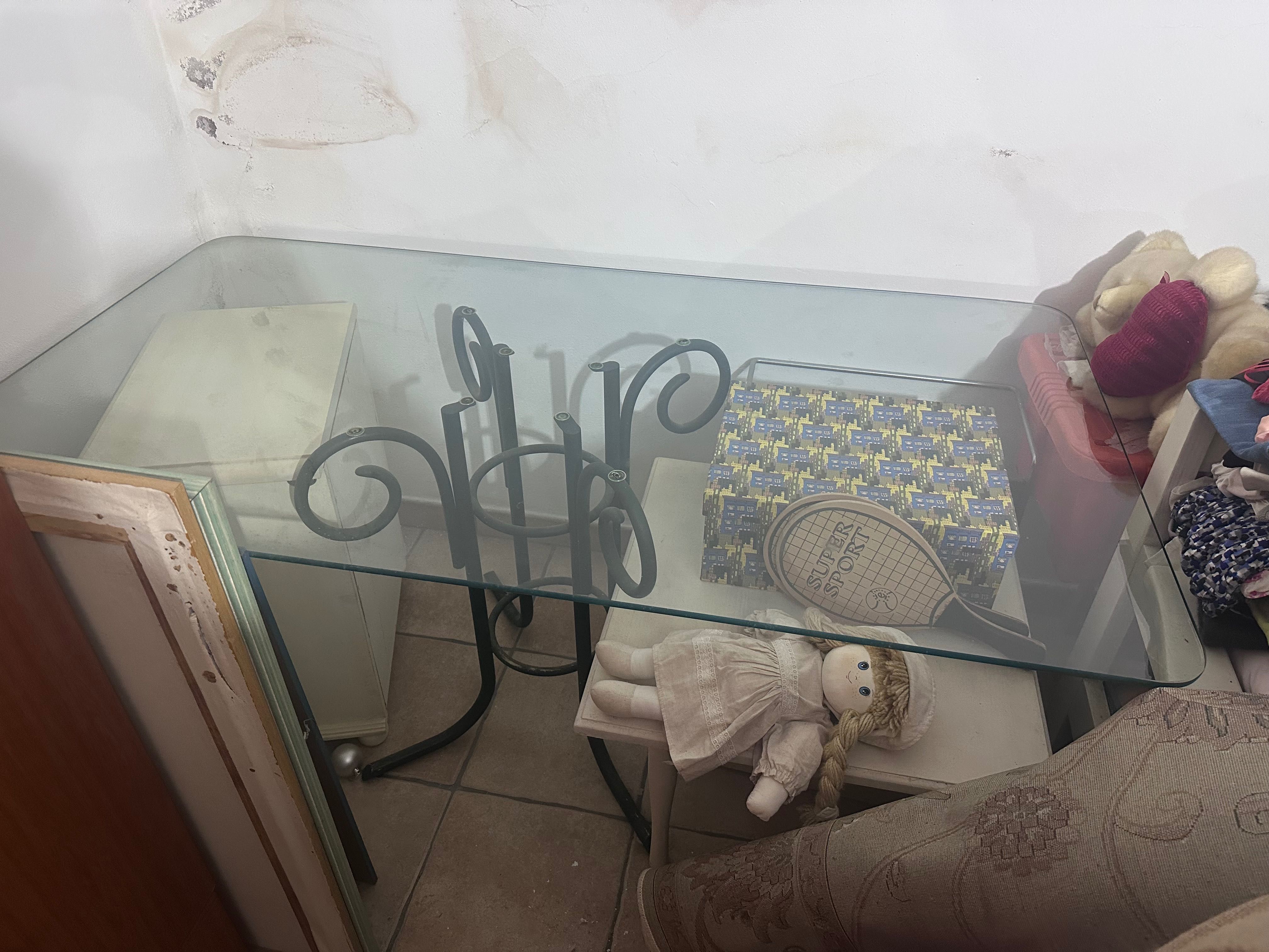 Vendo mesa com tampo de vidro para desocupar