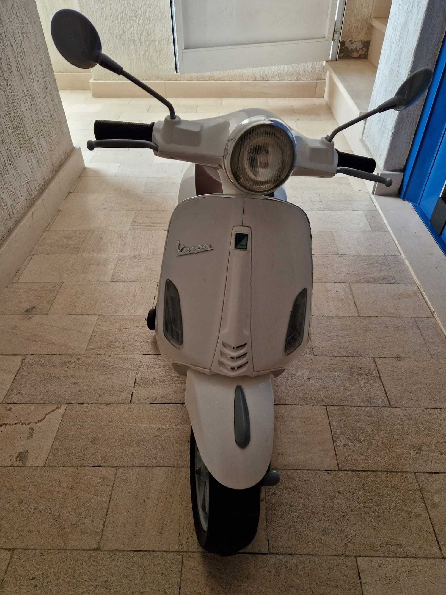 Vespa original para criança,com muito pouco uso.