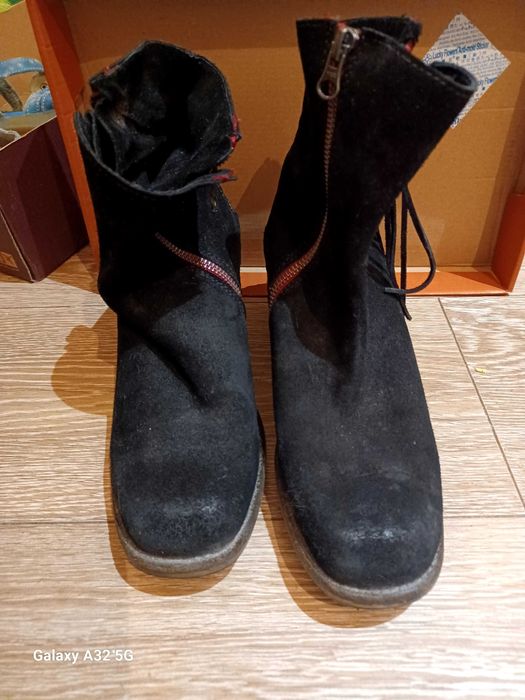 Par de botins de camurça da Xuz