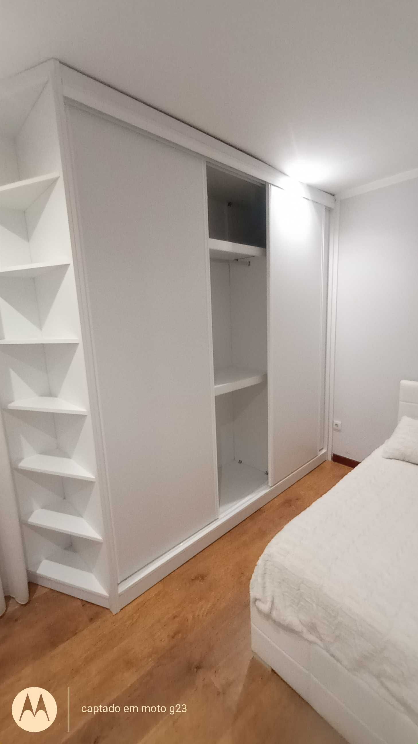 Roupeiro  em   melâmina  branco