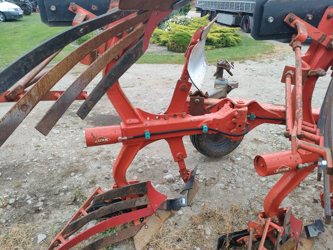 Pług obrotowy KUHN Varimaster 120 ażurowy 4 skibowy. Gregoire Besson