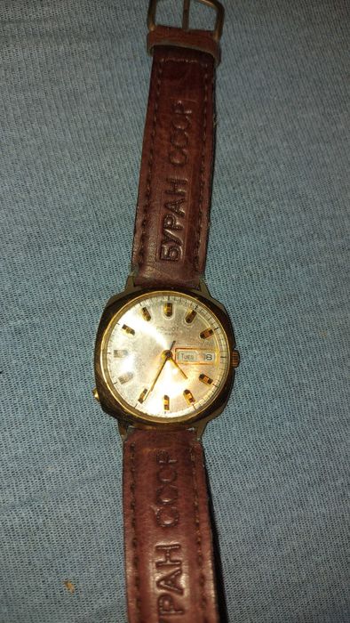 Zegarek Poljot "17 jewels" to radziecki, mechaniczny zegarek