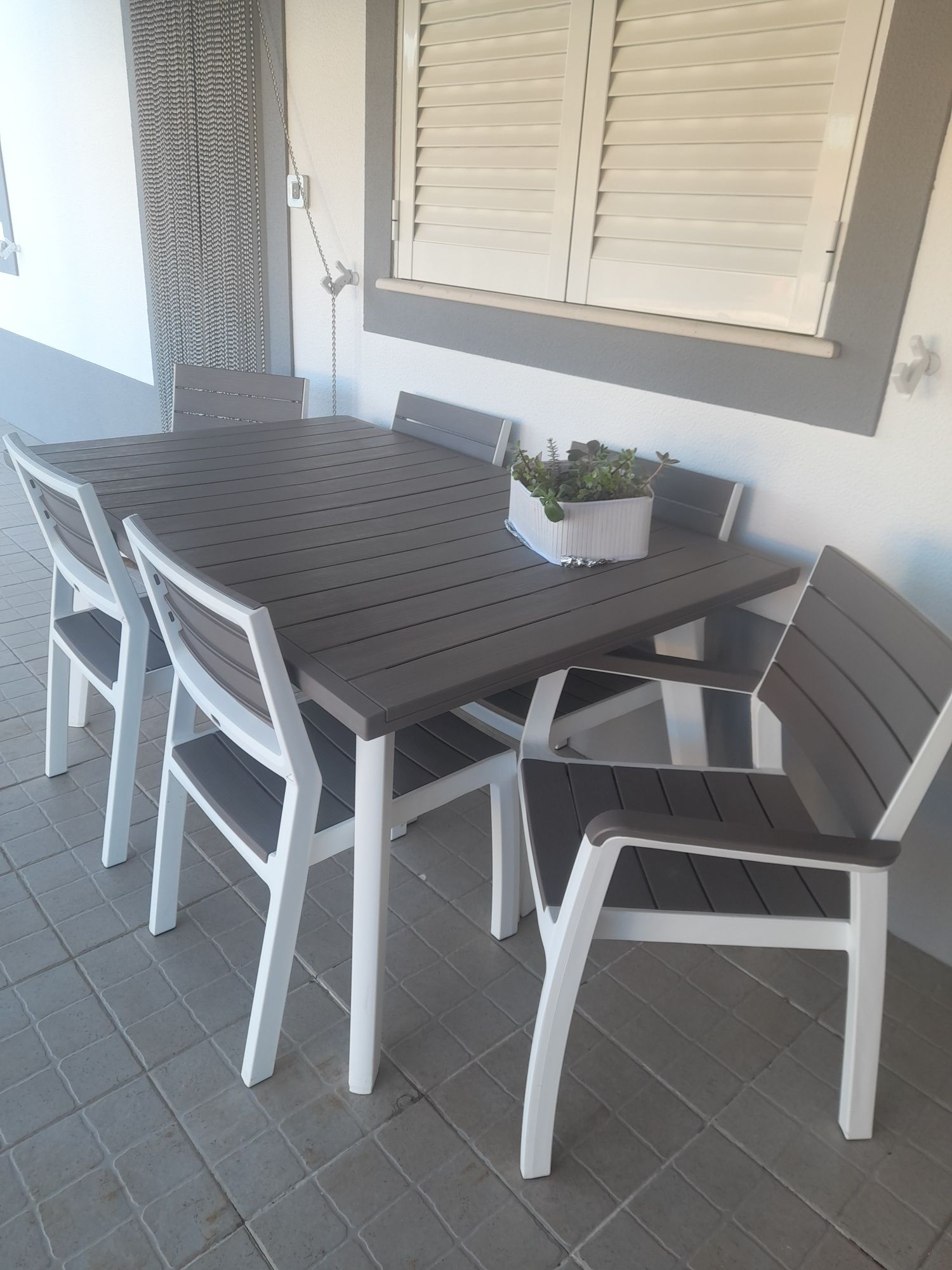 Mesa extensível com 6 cadeiras práticas nova