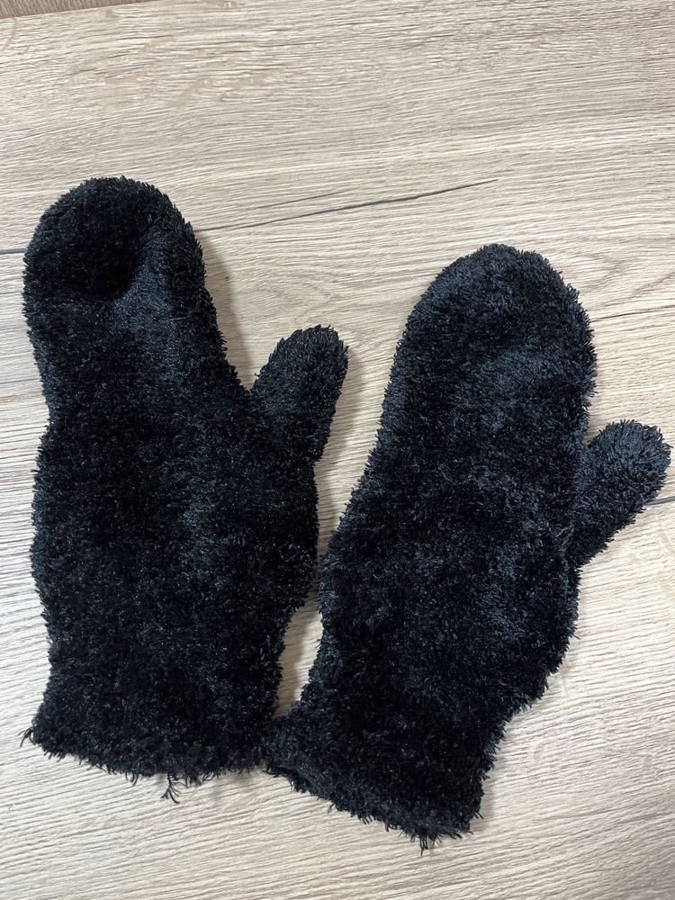 Czarne pluszowe rękawiczki bez palców